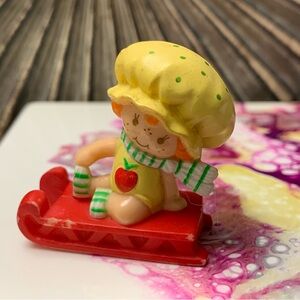 Strawberry Shortcake Doll Apple Dumplin on Sled PVC Miniature